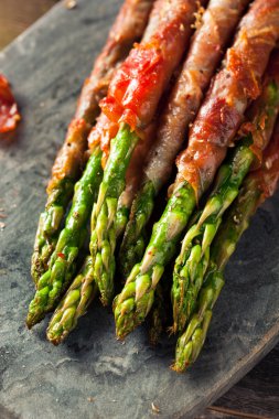 Ev yapımı Prosciutto sarılı kuşkonmaz