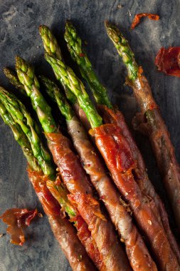 Ev yapımı Prosciutto sarılı kuşkonmaz