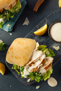 Ev yapımı tavuklu Sezar sandviç