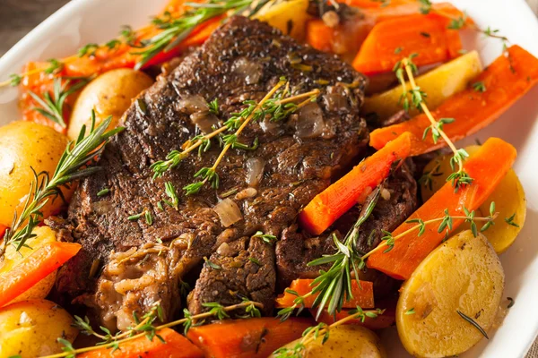 Hausgemachter Slow-Cooker Topfbraten — Stockfoto