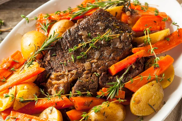 Hausgemachter Slow-Cooker Topfbraten — Stockfoto