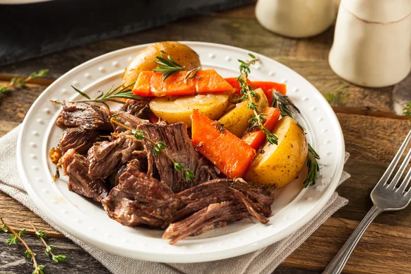 Hausgemachter Slow-Cooker Topfbraten — Stockfoto