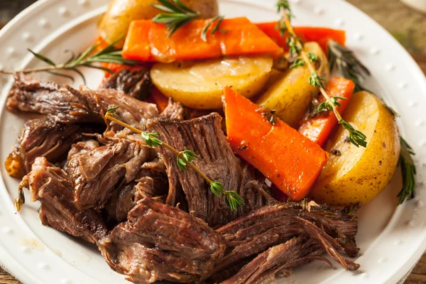 Hausgemachter Slow-Cooker Topfbraten — Stockfoto