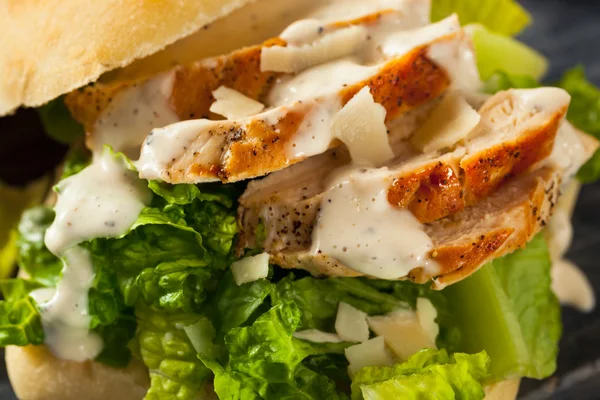 Hausgemachtes Huhn Caesar Sandwich — Stockfoto