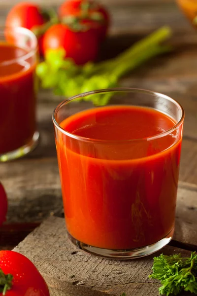 Rauwe biologische tomatensap — Stockfoto