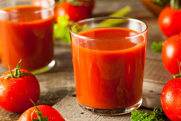 Råa ekologiska tomatjuice — Stockfoto