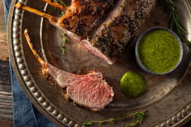 Ev yapımı ot kuzu kızartma