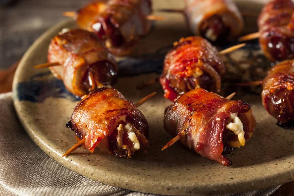 Fechas envueltas en tocino casero — Foto de Stock