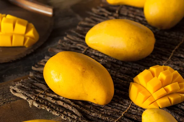 Raw Organic Yellow Mangos — Stock Photo, Image