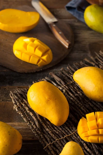 Raw Organic Yellow Mangos — Stock Photo, Image