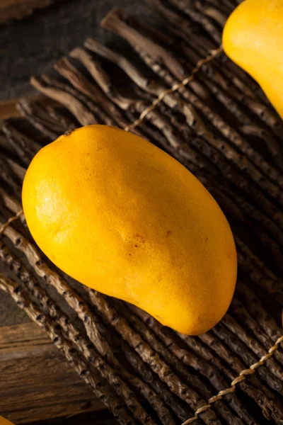 RAW ekologiczne mango żółty — Zdjęcie stockowe
