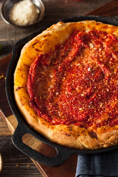 Homemade Skillet Deep Dish Chicago Pizza — Stock Photo, Image