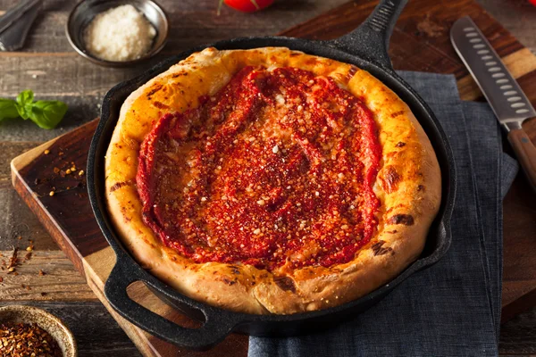 Homemade Skillet Deep Dish Chicago Pizza — Stock Photo, Image