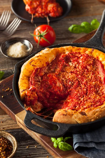 Homemade Skillet Deep Dish Chicago Pizza — Stock Photo, Image