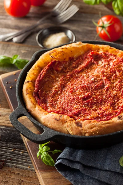 Homemade Skillet Deep Dish Chicago Pizza — Stock Photo, Image