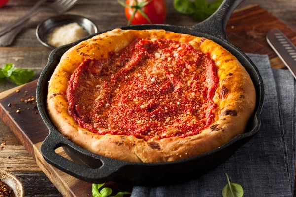 Домашняя пицца Skillet Deep Dish Chicago — стоковое фото