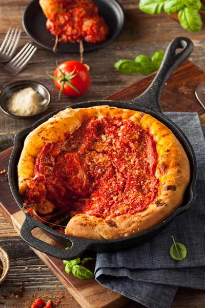 Prato caseiro Skillet profunda Chicago Pizza — Fotografia de Stock