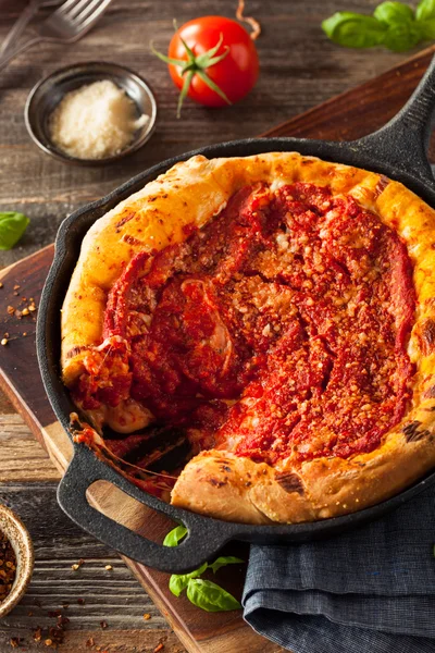 Homemade Skillet Deep Dish Chicago Pizza — Stock Photo, Image