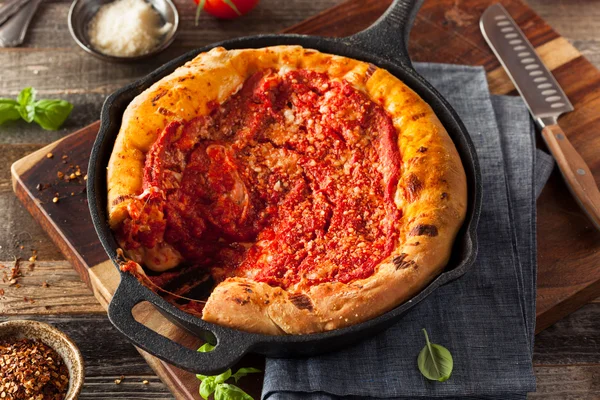 Homemade Skillet Deep Dish Chicago Pizza — Stock Photo, Image