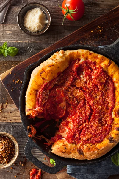 Homemade Skillet Deep Dish Chicago Pizza — Stock Photo, Image