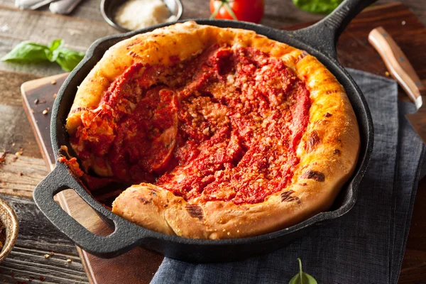 Homemade Skillet Deep Dish Chicago Pizza — Stock Photo, Image