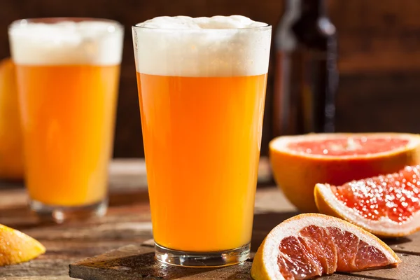 Savanyú Grapefruit kézműves sör — Stock Fotó