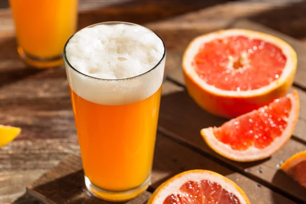 Savanyú Grapefruit kézműves sör — Stock Fotó