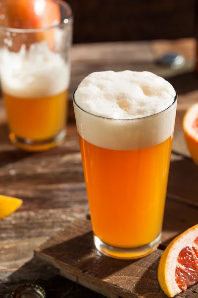 Kyselý Grapefruit řemesla pivo — Stock fotografie