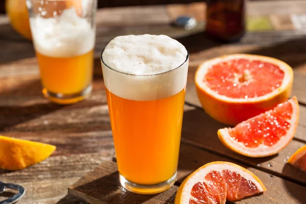 Kyselý Grapefruit řemesla pivo — Stock fotografie