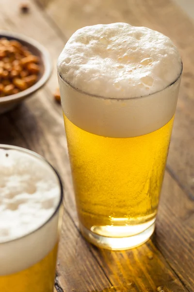 Освіжаюча літня пінта пива — стокове фото