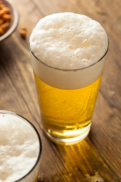 Osvěžující letní pintu piva — Stock fotografie