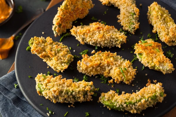 Zelfgemaakte Gepaneerde gebakken Avocado frietjes — Stockfoto