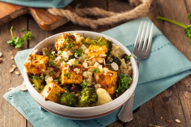 Ev yapımı Quinoa Tofu kase