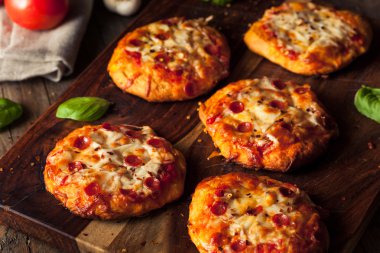 Ev yapımı peynir biberli Pizza üzerinde bir bisküvi