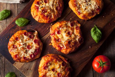 Ev yapımı peynir biberli Pizza üzerinde bir bisküvi