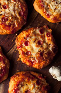 Ev yapımı peynir biberli Pizza üzerinde bir bisküvi