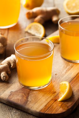 Ev yapımı fermente ham Kombucha çayı