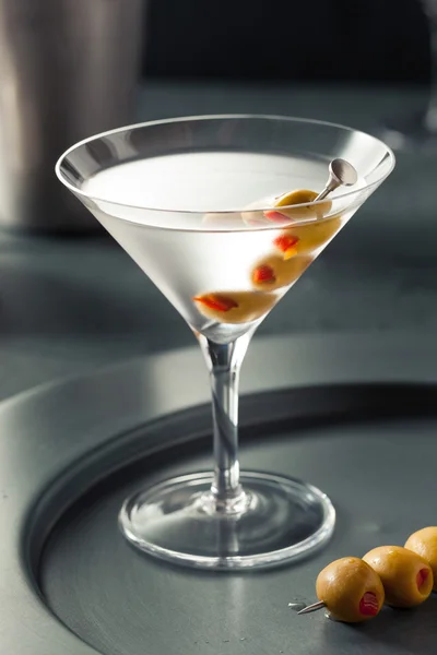 Klassinen ravistettu kuiva vodka martini — kuvapankkivalokuva