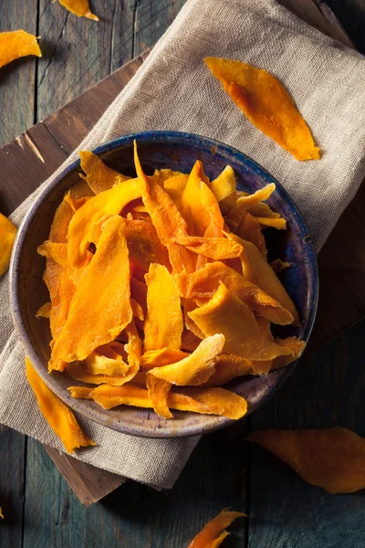 Rohe, biologisch getrocknete Mangos — Stockfoto