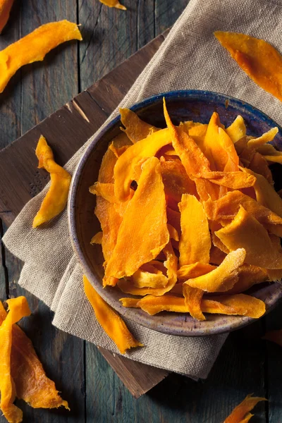 Rauwe biologische gedroogde mango 's — Stockfoto