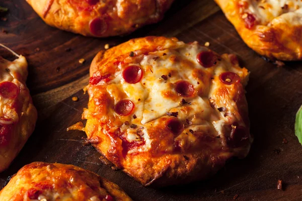 Pepperoni Cheesy caseiro PIzza em um Biscoito — Fotografia de Stock