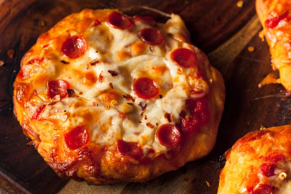 Homemade Cheesy Pepperoni Pizza på ett kex — Stockfoto