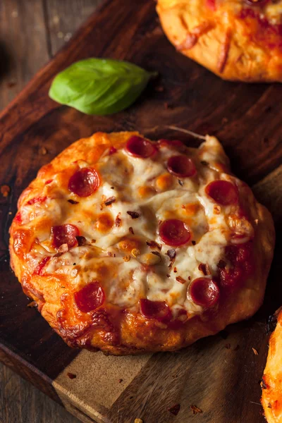 ビスケットに自家製の安っぽいペパロニのピザ — ストック写真
