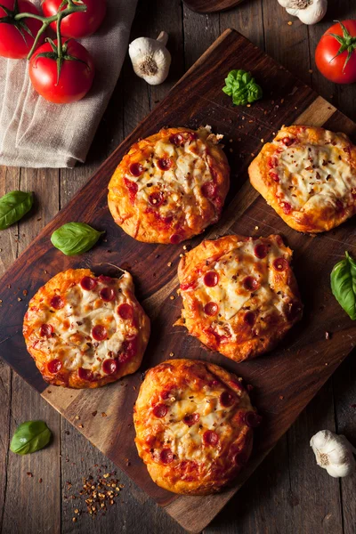 Homemade Cheesy Pepperoni Pizza på ett kex — Stockfoto