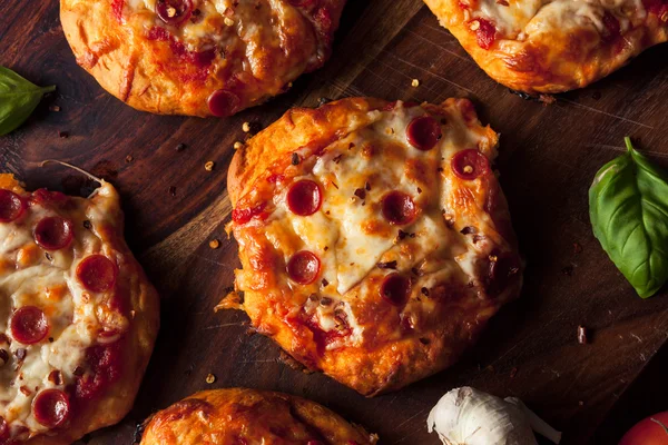 Zelfgemaakte Cheesy peperoni Pizza op een koekje — Stockfoto