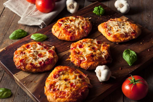 Homemade Cheesy Pepperoni Pizza på ett kex — Stockfoto