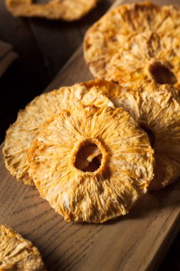 Kuru organik ananas dilimleri