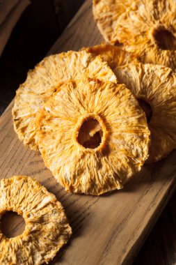 Kuru organik ananas dilimleri