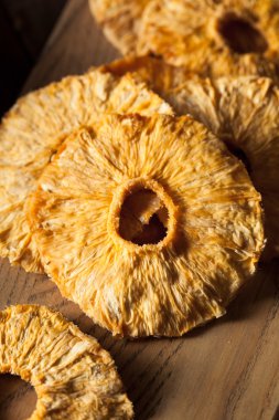 Kuru organik ananas dilimleri