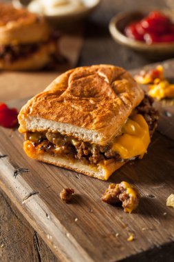 Ev yapımı kıyılmış peynir sandviç